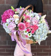Композиция солнечный день в Волжске Цветочная композиция из Розы, Хризантемы, Пионы и Лизиантусы в корзине в Волжске