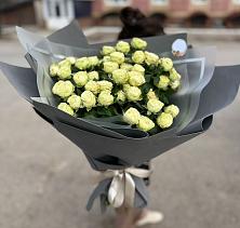Букет Белые кустовые розы Солинеро в Волжске