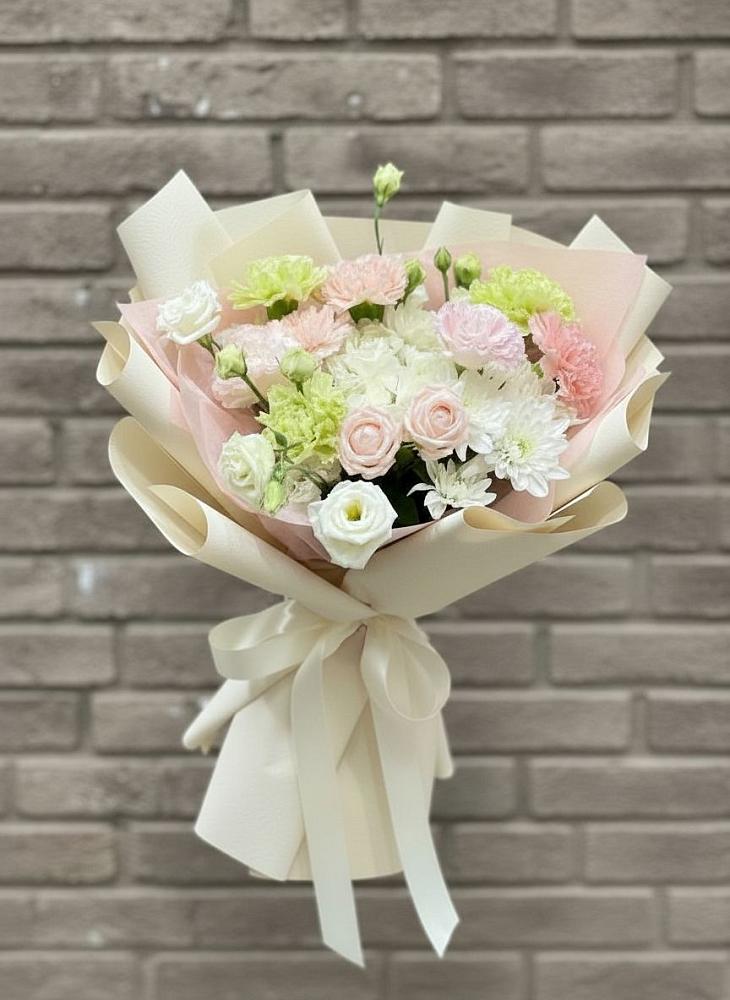 Букет цветов из: Гвоздики, Розы, Лизиантусы и Хризантемы в Волжске