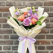 Букет цветов из:  Лизиантусы и Розы в Волжске