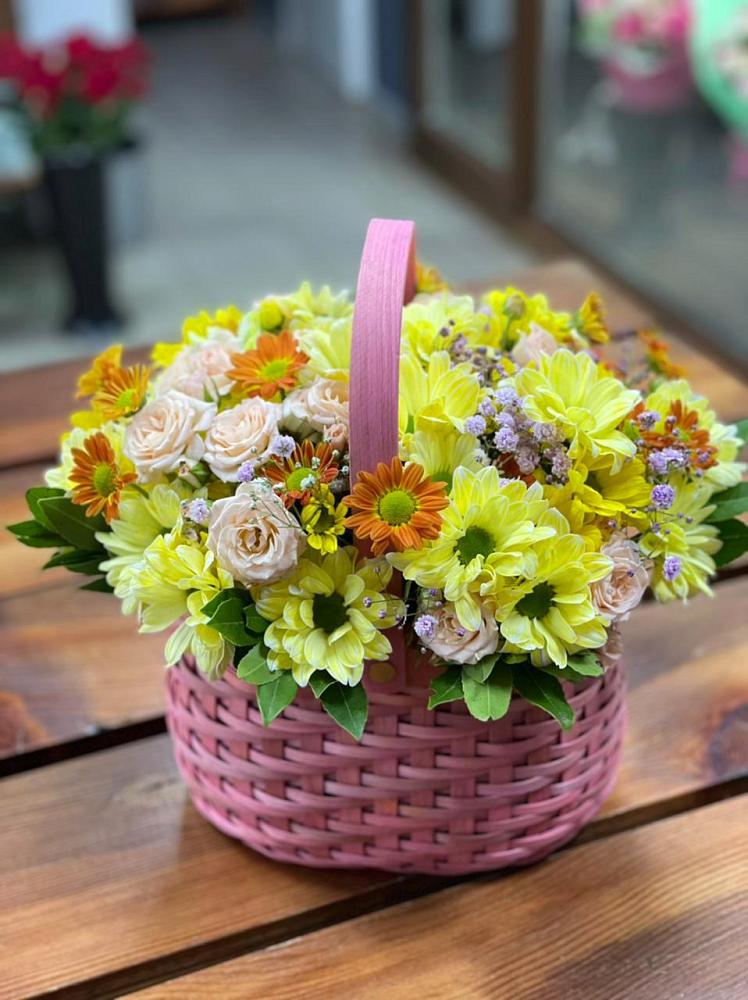 Цветочная композиция из Хризантемы и Розы в корзине в Волжске