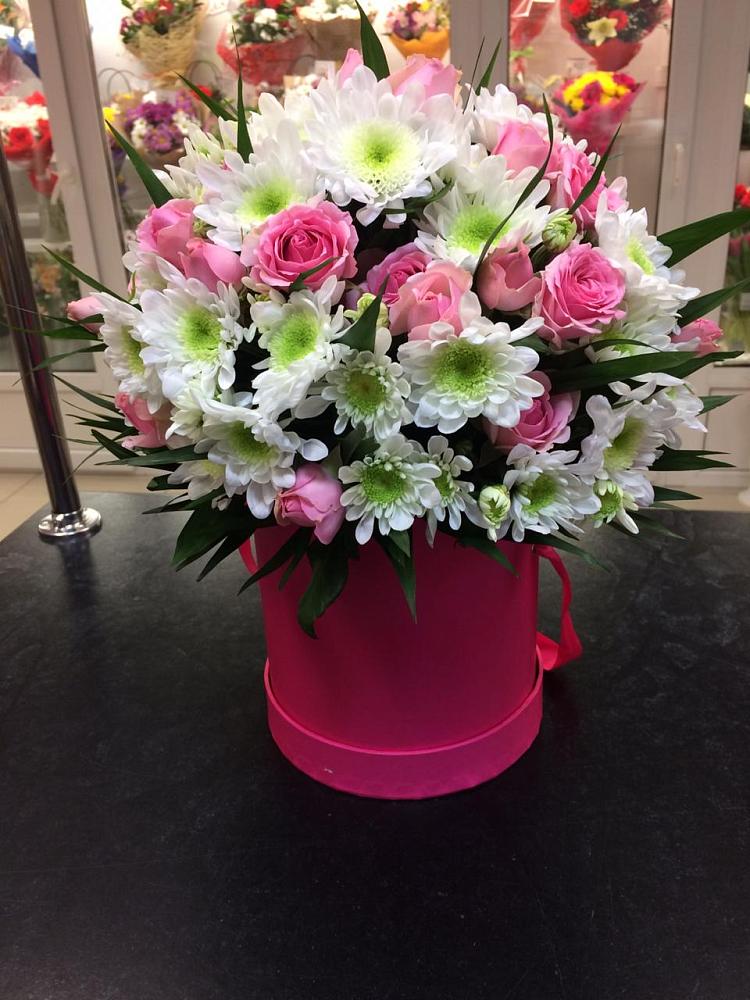 Цветочная композиция из Розы и Хризантемы в шляпной коробке в Волжске