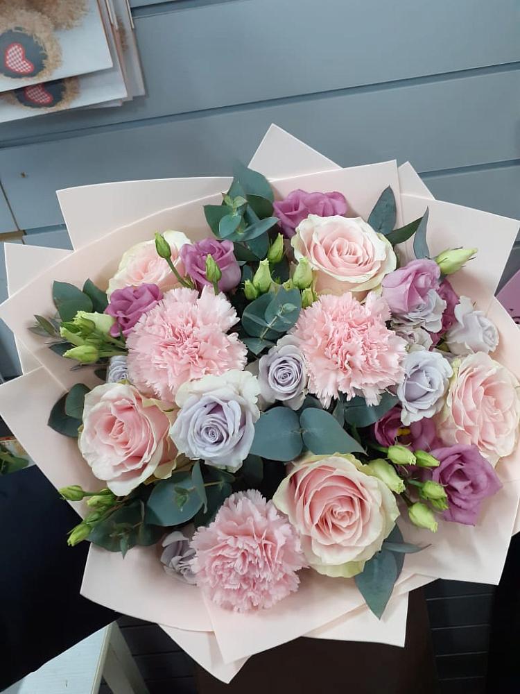 Букет цветов из: Розы, Гвоздики и Лизиантусы в Волжске