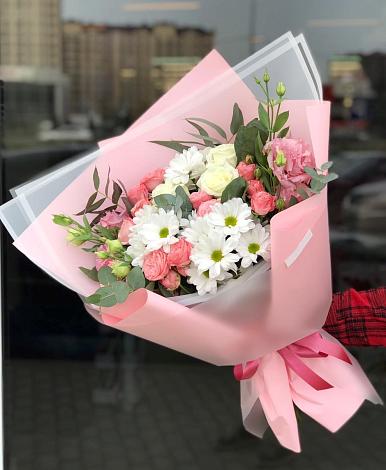 Букет цветов из: Розы, Лизиантусы и Хризантемы в Волжске